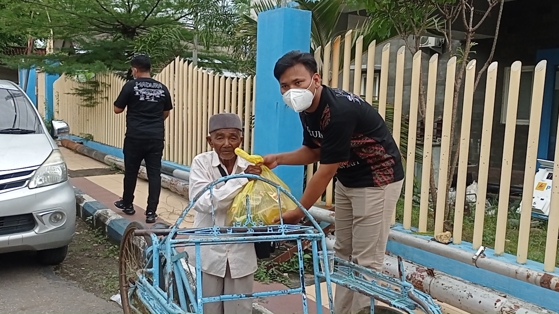 Pada Saat Bagi - Bagi Sembako Kepada Tukang Becak