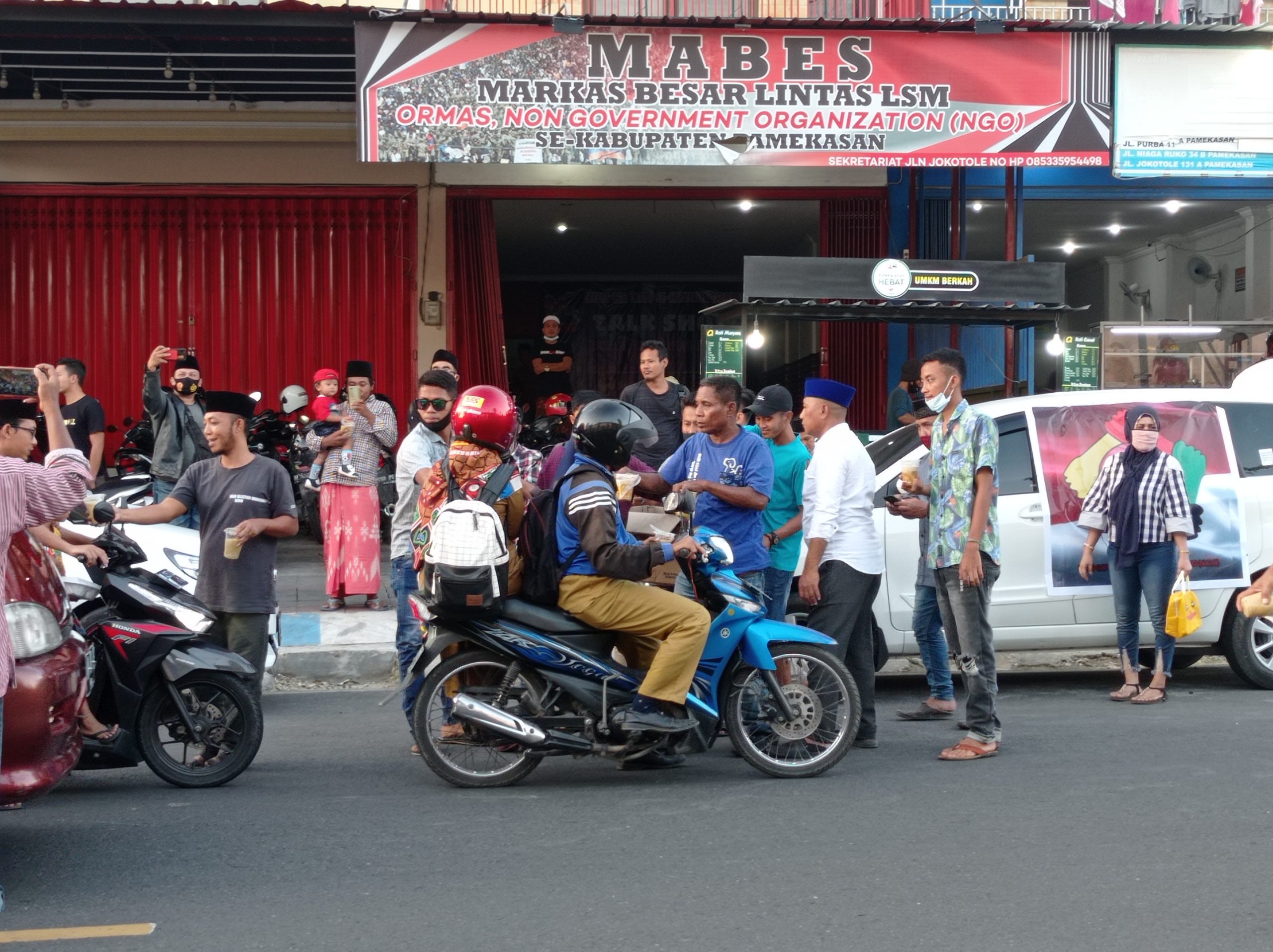Pada Saat Bagi - Bagi Takjil di depan Kantor Mabes NGO Bagi Pengendara Motor.