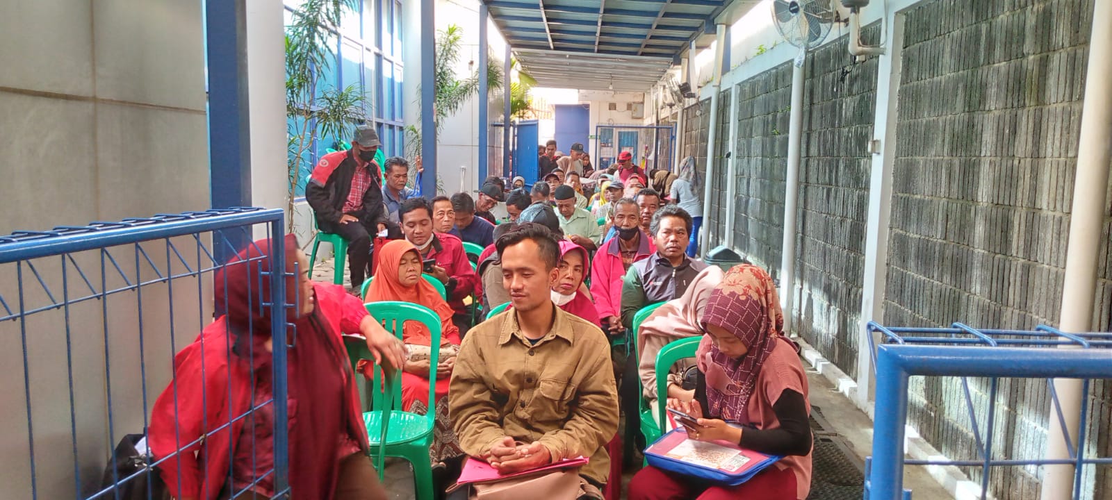 Puluhan warga Cianjur mengantri di bank Mandiri